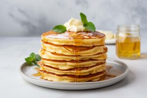 Panqueca americana empilhada com mel escorrendo